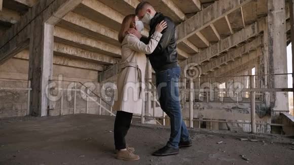 恋爱中的情侣在街上用防护医疗面具亲吻对方视频的预览图