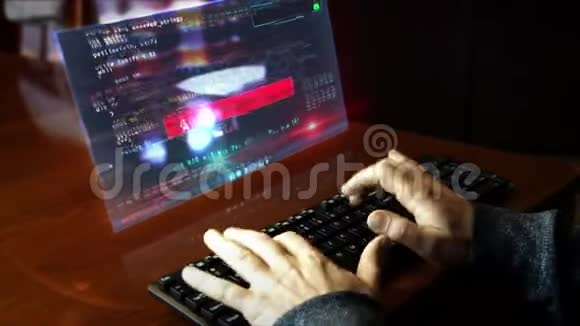 黑客用全息屏幕输入键盘并闯入计算机网络视频的预览图
