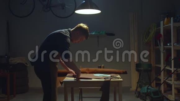 一个工匠切割一块皮革视频的预览图