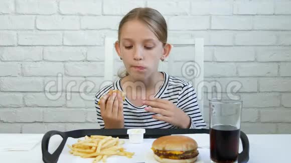 孩子吃快餐餐馆里的儿童汉堡女孩喝果汁视频的预览图