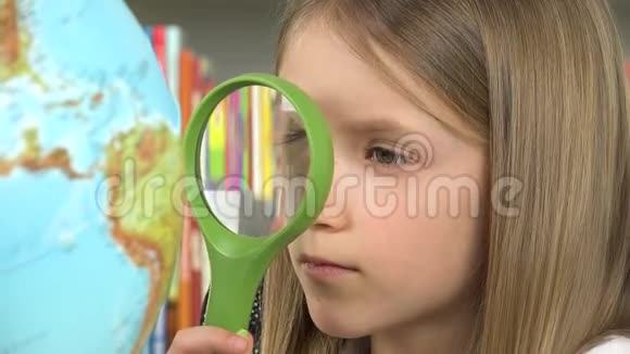 孩子学习地球仪孩子在学校上课女孩学习学生图书馆视频的预览图