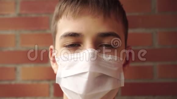 在砖墙背景下戴医用防护面具的年轻人视频的预览图