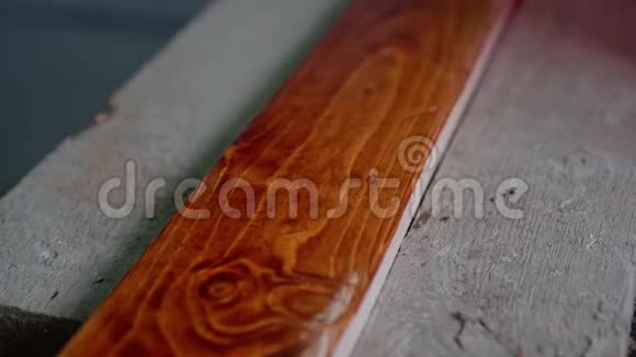 木材加工与橡木染色视频的预览图