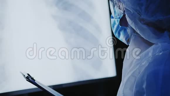 医生用一张肺部肺炎的x光片视频的预览图