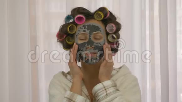 在家做美容的女人女性美容常规在家女人脸面具脸上戴化妆皮面具的女孩视频的预览图