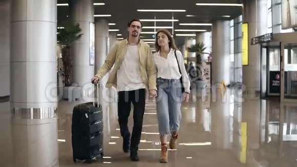 微笑情侣一起在机场度假或旅行的正面景色一起旅行吸引力视频的预览图