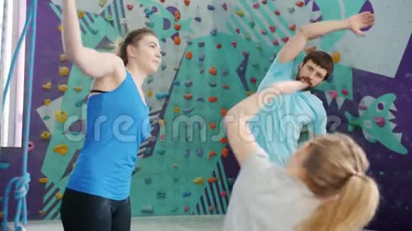 丈夫和妻子在攀岩场接受训练小孩喜欢运动视频的预览图