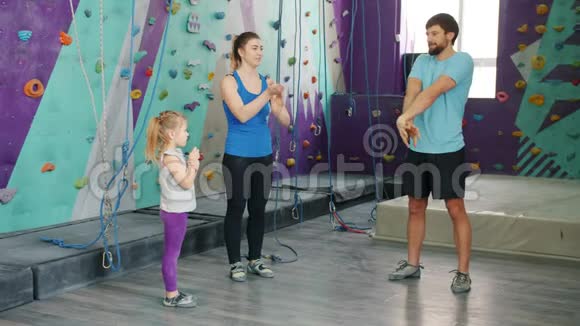 男人和女人在攀岩场训练小女儿热身手视频的预览图
