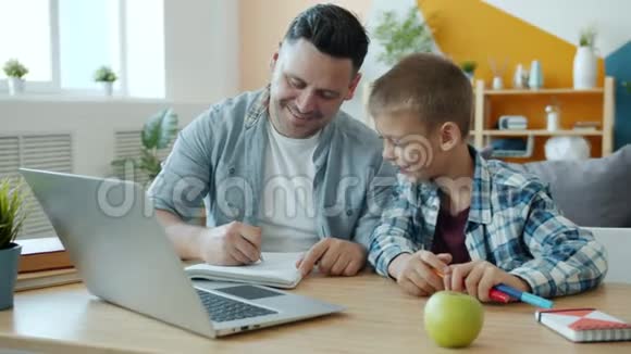年轻人在笔记本上画画和快乐的孩子在家玩视频的预览图