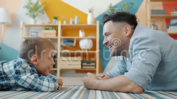 在现代公寓里男人和孩子在谈论分享想法玩得开心视频的预览图
