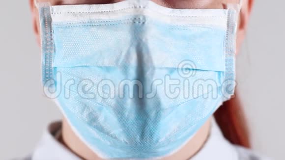戴着医用面具的女性脸女手摘下面罩用于对抗病毒细菌和病菌冠状病毒视频的预览图