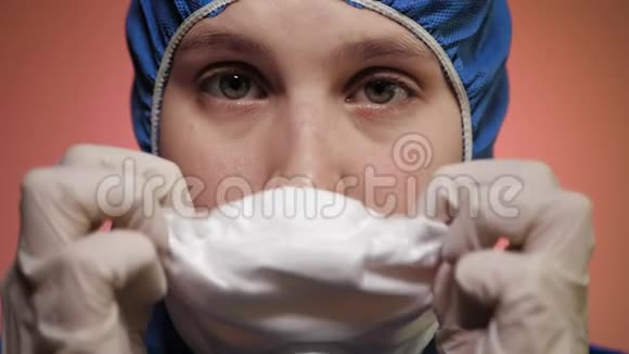 穿着防护服的女孩的肖像戴上口罩和安全眼镜警报流行病大流行病视频的预览图