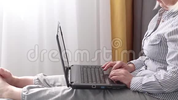 女性手在家里的卧室里使用笔记本电脑家工作理念家庭观念视频的预览图