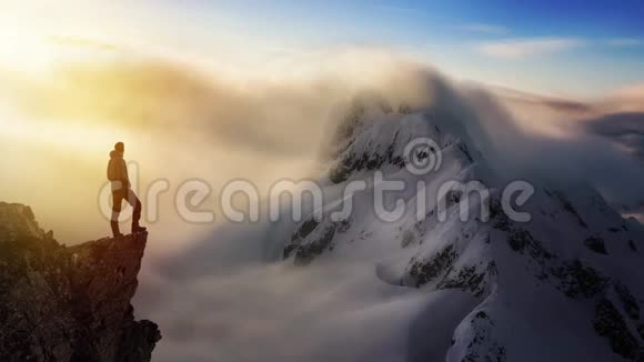 人站在山景悬崖上的连续循环动画视频的预览图