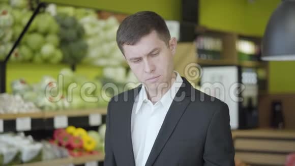 年轻的白种人在杂货店里看着黄梨竖起大拇指自信的人为了健康而选择水果视频的预览图