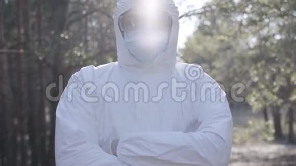 白种人穿着安全服装站在户外晒太阳的肖像自信的男性病毒学家视频的预览图