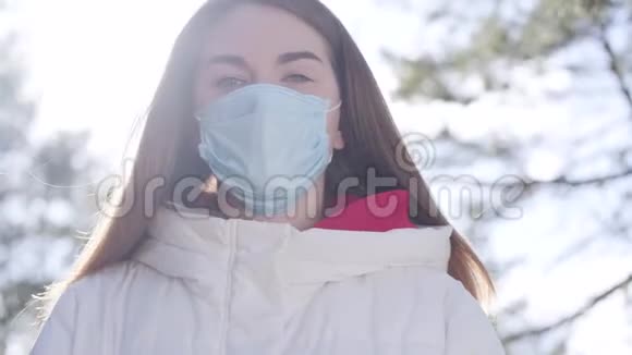 一名戴面膜的病态白种人妇女的特写咳嗽和呼吸急促年轻女孩与视频的预览图