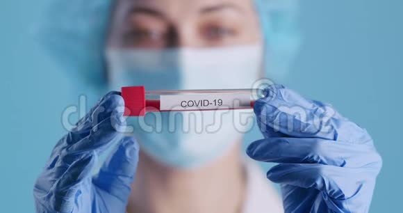 为Covid19号疫苗在实验室接种样本的年轻科学家视频的预览图
