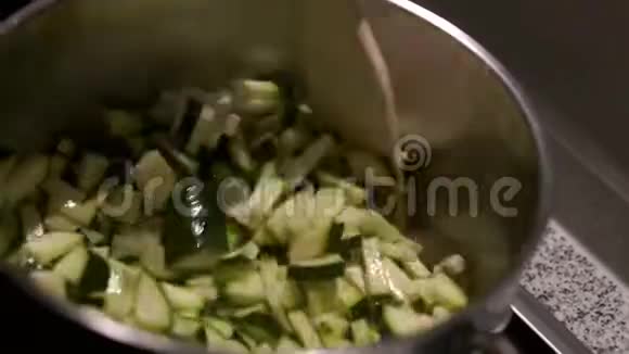 把切碎的西葫芦混合在锅里视频的预览图