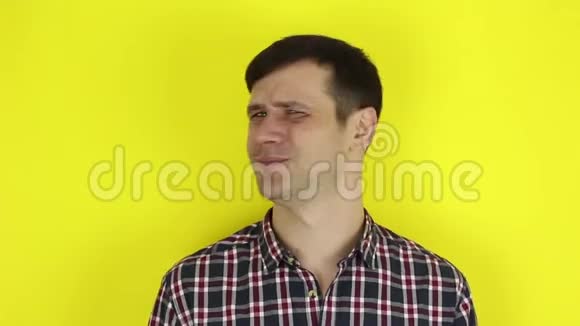 一个有趣的帅哥说不消极地摇头黄色背景上的肖像视频的预览图