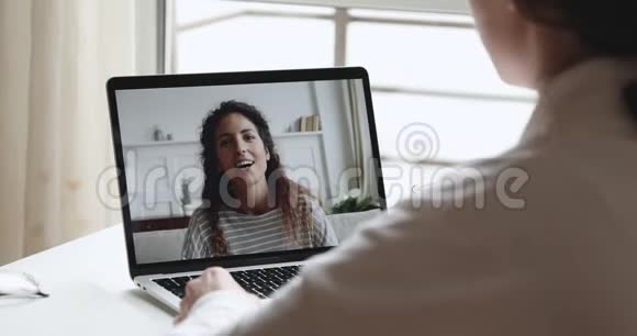 快乐的女性通过网络摄像头聊天通过电脑聊天视频的预览图