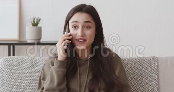 孤独的女孩用手机和朋友聊天视频的预览图