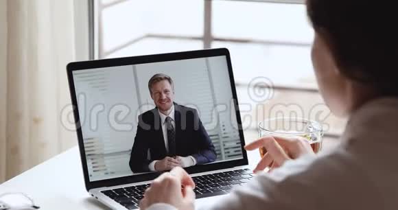微笑商人穿西装视频会议面试求职者视频的预览图