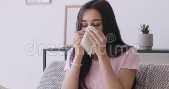 年轻女子在家里吹鼻涕视频的预览图