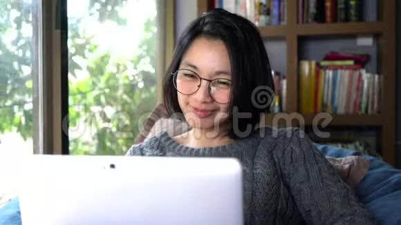 快乐女人与朋友通话视频的预览图