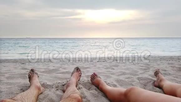 两条腿在沙滩上视频的预览图