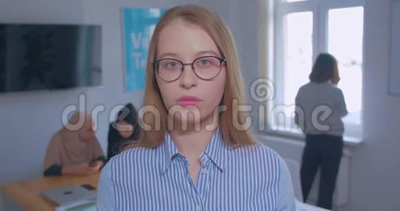 肖像年轻美丽幸福白种人金发办公室眼镜背景视频的预览图