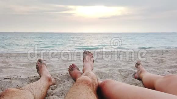 两条腿在沙滩上视频的预览图