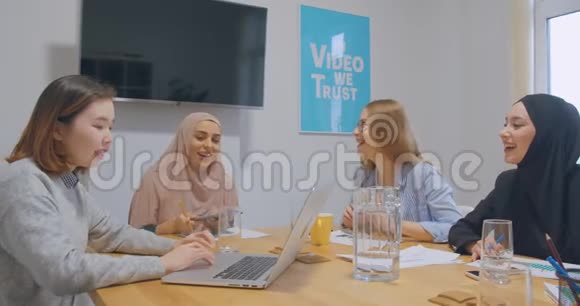 不同的女性同事在办公室会谈讨论hijab亚洲商业计划设想女性幸福视频的预览图