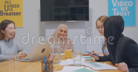 办公室谈话中的不同女性同事讨论hijab亚洲商业计划想法女人微笑视频的预览图