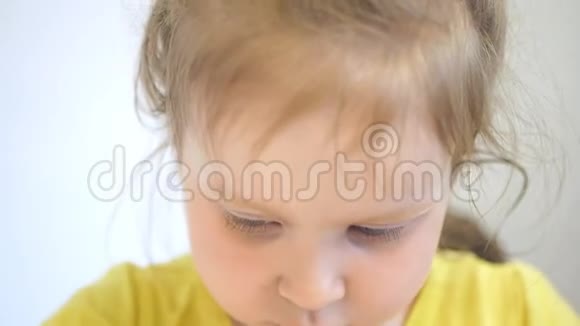小女孩在脸附近玩黏液特写视频的预览图