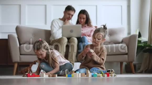 年轻夫妇上网小女儿玩得开心视频的预览图