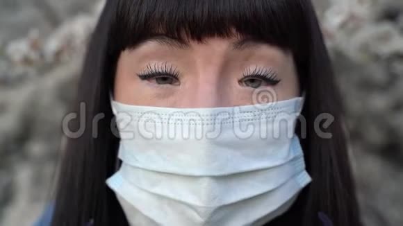 戴医疗面具的女孩冠状病毒流行视频的预览图