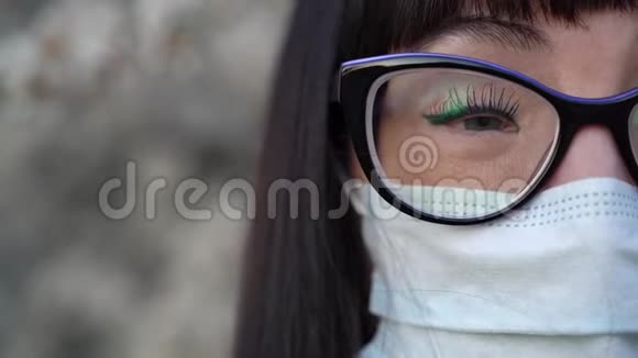 戴医疗面具的女孩冠状病毒流行视频的预览图
