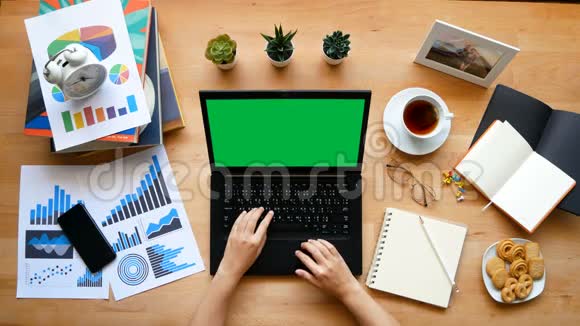 4K在家工作在家庭隔离期间人们使用带有色度键绿色屏幕的笔记本电脑打字视频的预览图