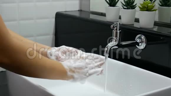 4K个人卫生洗手用肥皂彻底搓手肥皂有很多气泡用来清洗和消毒视频的预览图