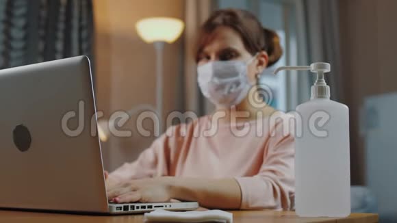 女士在使用手提电脑前先用防腐剂消毒双手视频的预览图