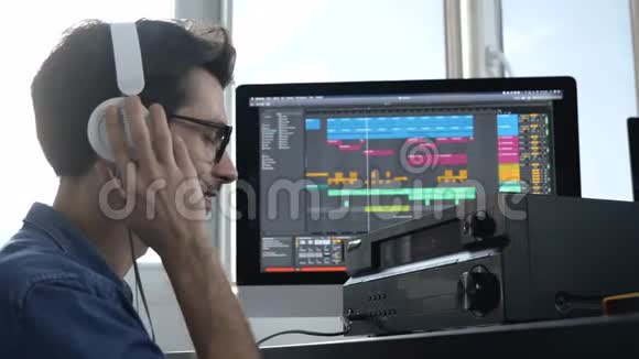 录音室的年轻人慢动作的人用右手在特殊的控制台上改变音乐音量视频的预览图