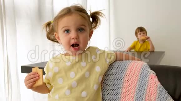 有趣的女孩在沙发上吃饼干视频的预览图