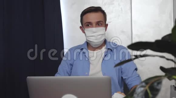在读到有关冠状病毒流行的坏消息后惊慌失措的年轻人把许多医用防护外科口罩戴在脸上男人视频的预览图