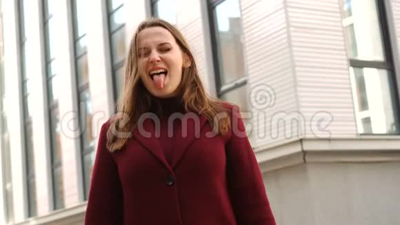 年轻漂亮的女人露出舌头脸上表情视频的预览图