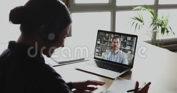 女学生制作电话会议视频通话视频的预览图