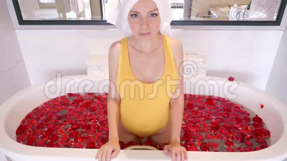 奢华浴室中性感迷人的年轻女性五星级酒店中充满玫瑰花瓣视频的预览图