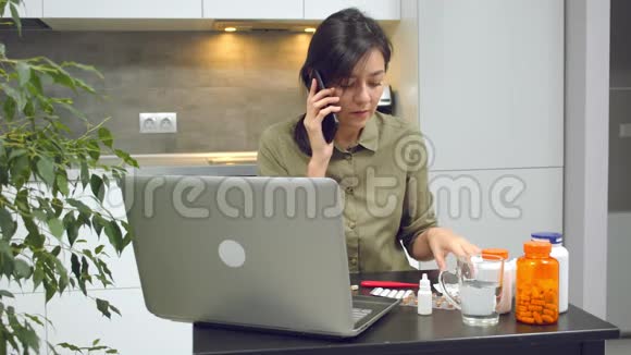 年轻生病的妇女在家里生病时打电话给医生进行网上咨询远程医疗视频的预览图