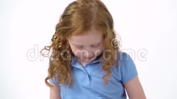 红头发的小女孩卷曲的头发正在抚摸蓬松的雪莉豚鼠在白色的背景慢动作关门视频的预览图