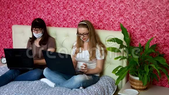 从家里远程工作两名白人女性一名年轻的金发女郎和一名戴防护面罩的成年人正在为一名视频的预览图